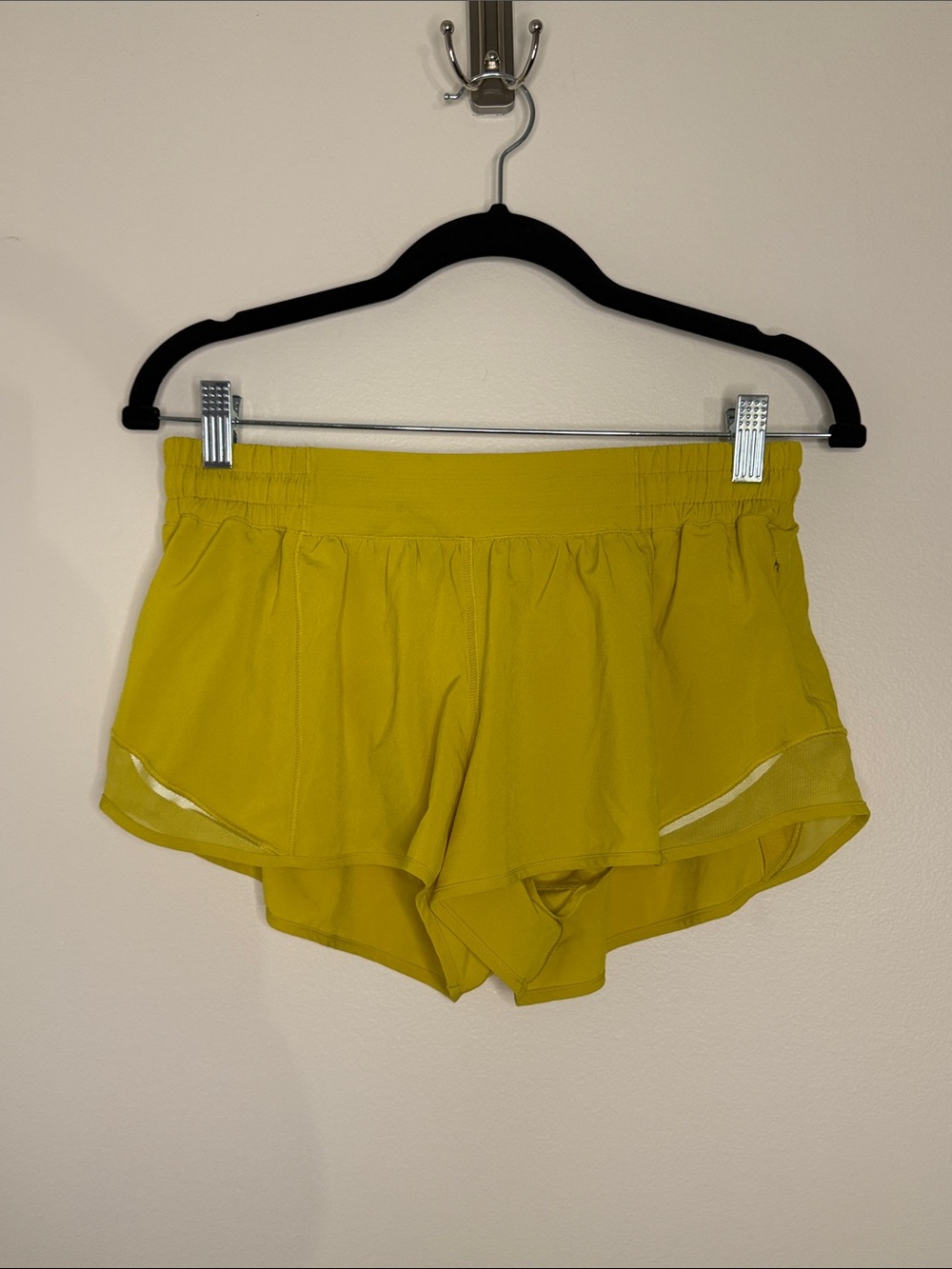 Lululemon Hotty Hot Short II 2.5" inseam Yellow Workout Running size 8